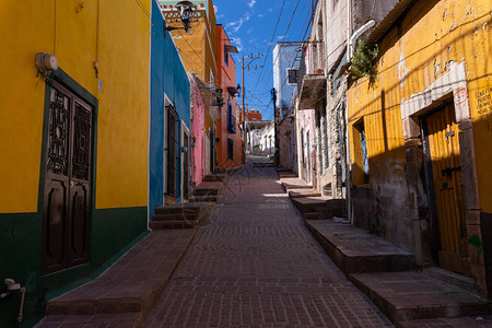 瓜纳华托老城的彩色殖民房屋墨西哥瓜纳华托市色彩缤纷的小巷和狭窄的街道西图片
