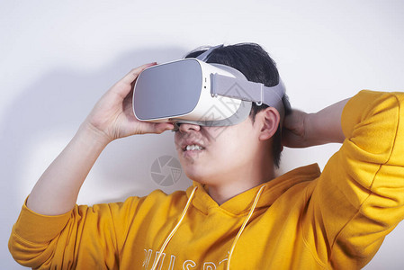 戴着vr虚拟现实和眼镜的人图片