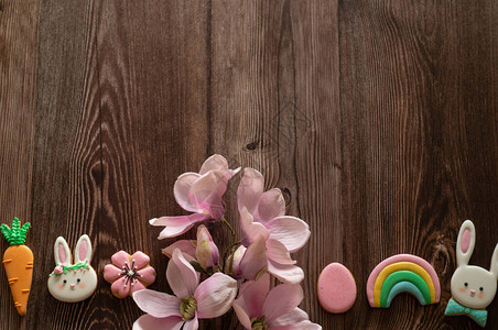 复活节快乐彩色多彩的东面糊饼木制背景图片