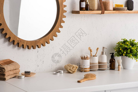 浴室有不同的美和卫生用品用花盆和镜子图片
