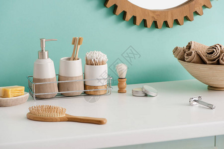 各种卫生用品洗手间有毛巾和镜子的碗图片