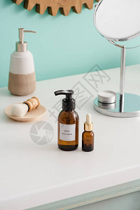 在浴室有选择地强调生态体奶油和化妆品油及卫生用品图片