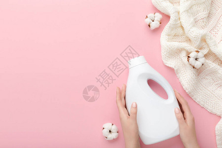 生物有机洗涤护发素的广告女手拿着白色塑料瓶清洁产品软毛棉图片