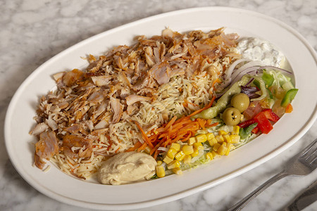 土耳其菜肉饭鸡肉串鹰嘴豆泥薯条和沙拉背景图片
