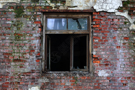 旧房子砖墙上的玻璃窗图片