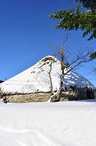 古老的白雪皑的Palloza圆形石屋图片