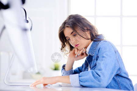 办公室或呼叫中心的年轻妇女从事计算机工图片