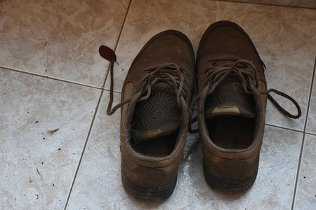 地板上有鞋带的鞋子图片