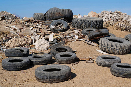 旧轮胎和其他垃圾位于埃及沙姆伊赫市附近的沙漠图片