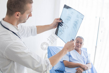 医生看X光片和老病人结核病基本图片