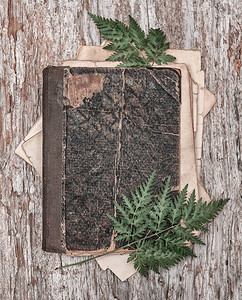 古老旧书封面在经风吹的古老生锈木制图片