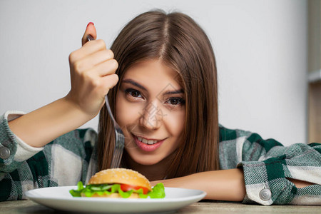 年轻漂亮女人坚持饮食但选择图片