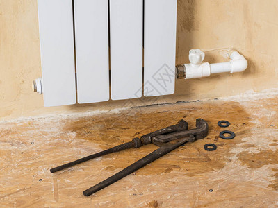 供暖系统泄漏附近的散热器维修工具和橡胶垫圈私人住宅供暖系统图片