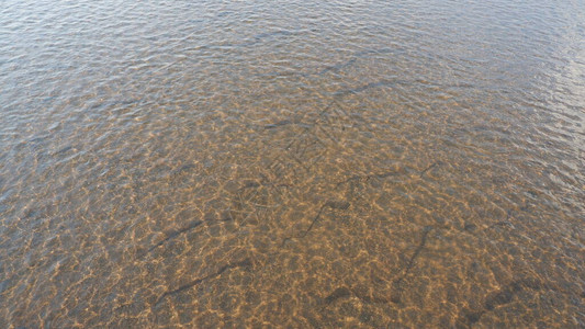 河里的沙子和水图片