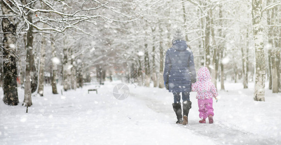 雪下的冬季公园城市公园的暴风雪在雪覆盖下与全家人一图片