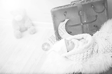 睡觉在一个软枕头的新出生的女婴图片