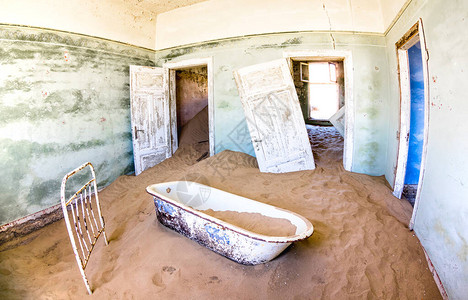 纳米比亚卢德雷茨附近被遗忘的幽灵城镇科尔曼斯科普Kolmanskop荒漠中满是沙子的废弃房屋漫游与旅行概念探索南非洲奇迹维图片