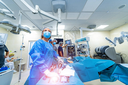 医院的手术室配备机器人技术设备图片