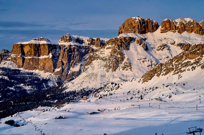 Sellaronda的美丽全景欧洲最大的滑雪旋转木马滑雪意大利多洛米蒂山脉的四个最著名的山口图片