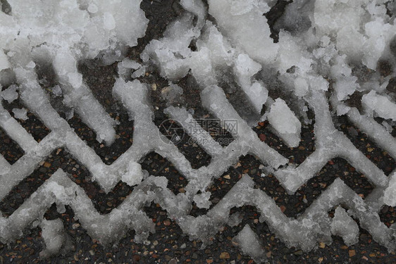 汽车胎面留下的湿雪花纹图片