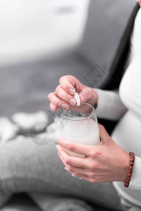 孕妇在一杯水中服用维生素图片