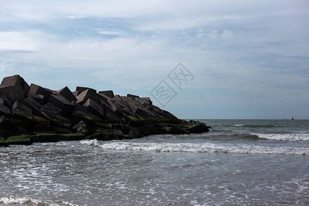 海边阳光下的石头立方体景观图片