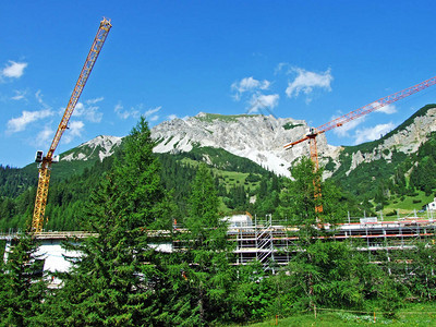 起重机在列支敦士登阿尔卑斯山马尔本旅游胜地附近建造未来酒店列支图片
