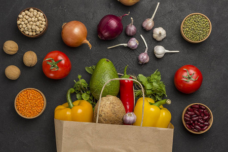 饮食和生活方式的健康食品纸袋装蔬菜豆类坚果藜麦鹰嘴豆黑色背景黑图片