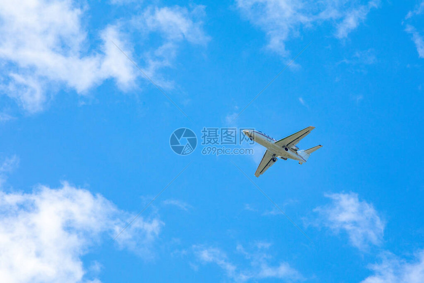 在空中旅行飞的飞机上的概念高清图片下载-正版图片506417742-摄图网