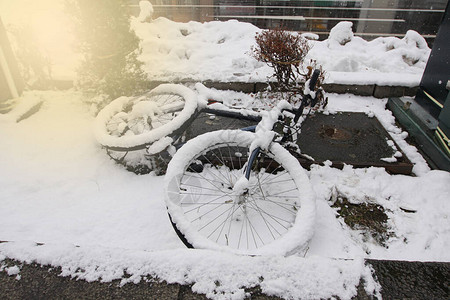 夜里冰冻的自行车被雪风暴冷冻在零下温度以图片