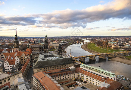 德累斯顿市的全景从德国夫人弗劳因克契切的Lutheran图片