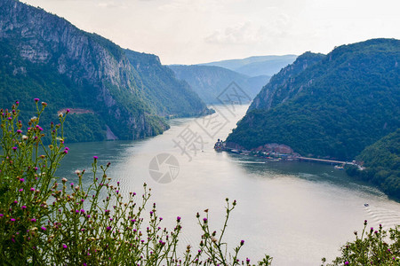 铁门或杰尔达普峡谷位于杰尔达普公园塞尔维亚和罗马尼亚边境的多瑙河上的峡谷图片