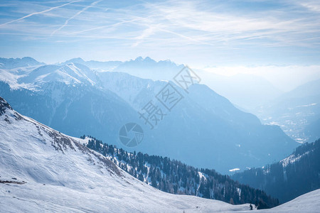 在滑雪胜地CampitellodiFassa意大利的早晨山风景山上图片