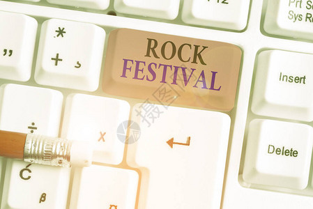 显示摇滚音乐节的书写笔记以重金属流派为特色的大型摇滚音乐图片