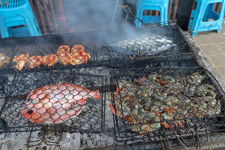 在金巴兰热带巴厘岛的鱼市场供应烧烤食物新鲜健康美味的海鲜鱼虾小龙虾章鱼图片