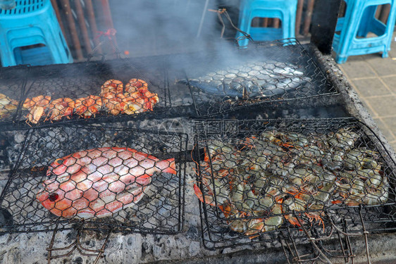 在金巴兰热带巴厘岛的鱼市场供应烧烤食物新鲜健康美味的海鲜鱼虾小龙虾章鱼图片