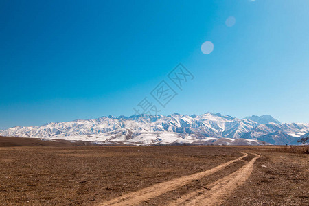 山丘融雪乡间公路冬天的结束图片