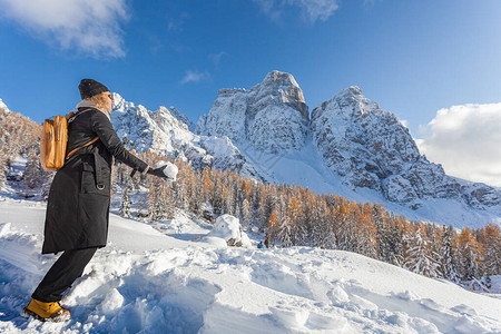 手里拿着雪球的金发女人图片