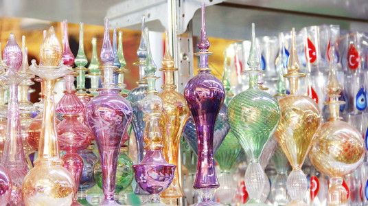 香水或芳香油的多彩玻璃旧瓶子喷图片
