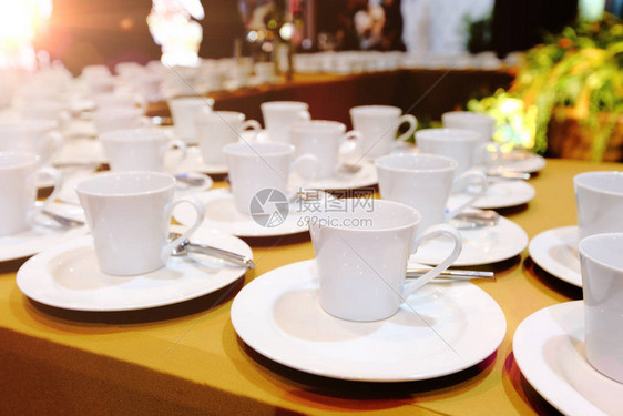 一组空咖啡杯在早餐或自助餐和研讨会活动中供应茶或咖啡的多排白杯人背景模糊的餐饮和鸡图片