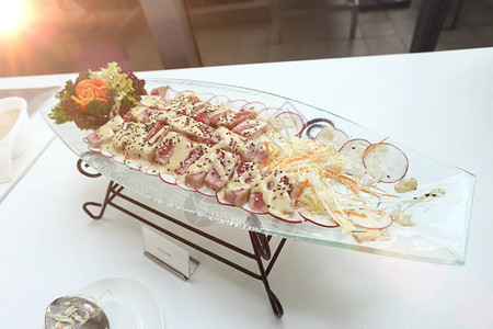 餐桌上供应著名的三文鱼沙拉香草成分的餐饮自助餐图片