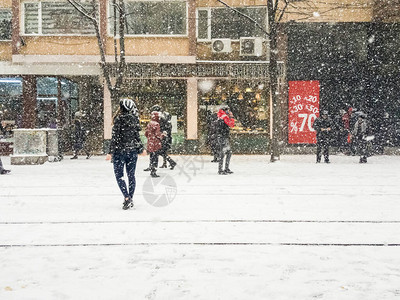 埃斯基谢希尔的冬季暴风雪伴随着大雪飘落雪覆盖的街道和在暴风雪期图片