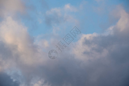 五颜六色的天空背景傍晚天空中的戏剧暴风雨云广阔的多云天空景观多彩的图片