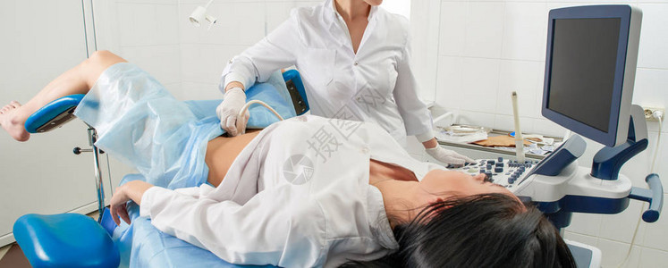 妇科医生用诊断设备对一名妇女进行图片
