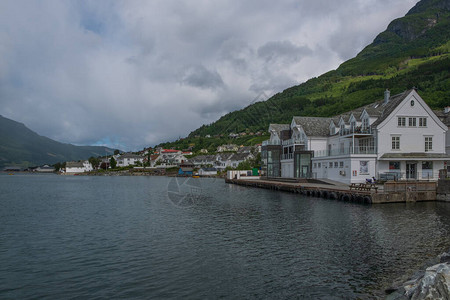 挪威FiordUllensvang村HardangerFjord的一部分图片