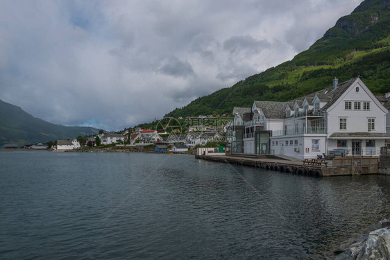 挪威FiordUllensvang村HardangerFjord的一部分图片