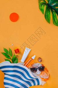 帽子太阳镜和防护霜SPF平铺在黄色背景上海滩配件夏季旅游度假概图片