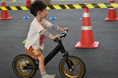 在赛道上玩平衡骑自行车的小孩速度图片