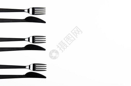 白色背景的清洁塑料黑叉子和刀子可用餐盘环境污染复制空间顶层视图片