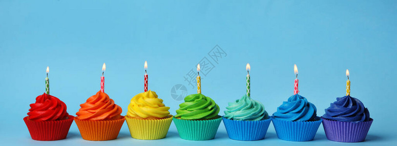 美味的生日蛋糕在浅蓝色图片